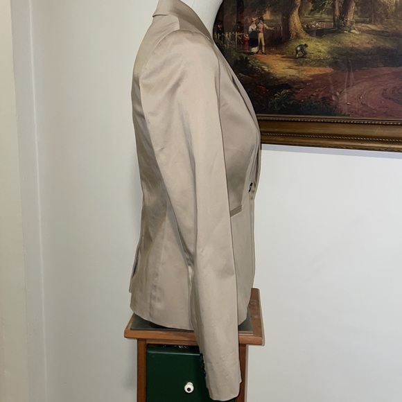 NWT Banana Republic Tan Lined Blazer.  Machine Washable. Size 2. - Picture 3 of 13